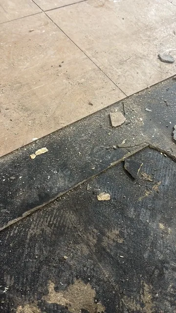 Black bitumen mastic floor removal in a N19 flat